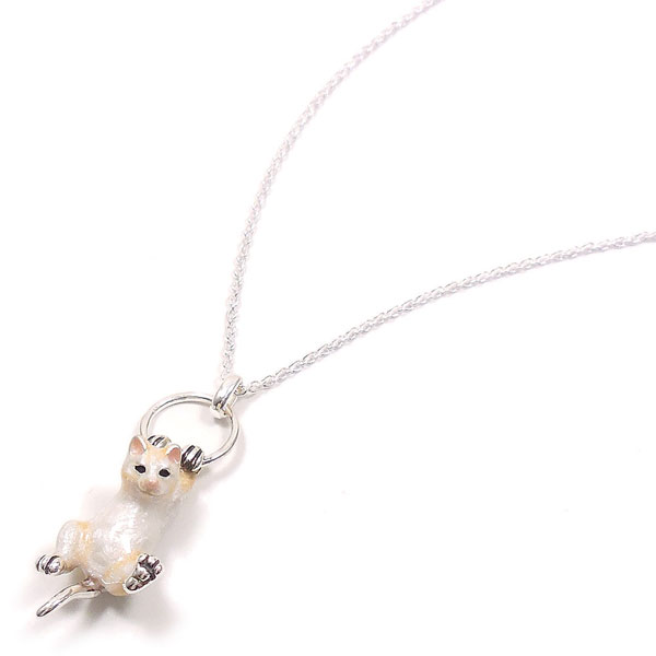 サツルノ:シルバーペンダントネックレス ぶら下がり猫 白 CS164WH-FL50-60 ¥25,000(税抜) シルバー925